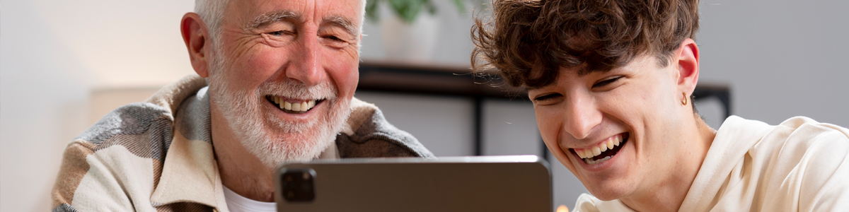 Abuelo y nieto chateando con una tablet